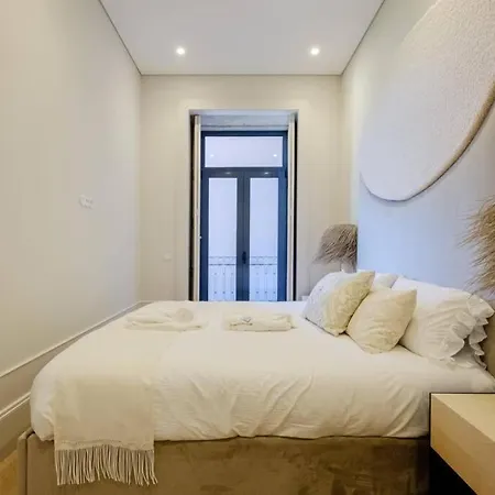 Boutique Rentals- Art & Charm W/ Balcony & Garage Porto