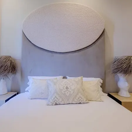 Boutique Rentals- Art & Charm W/ Balcony & Garage * Porto